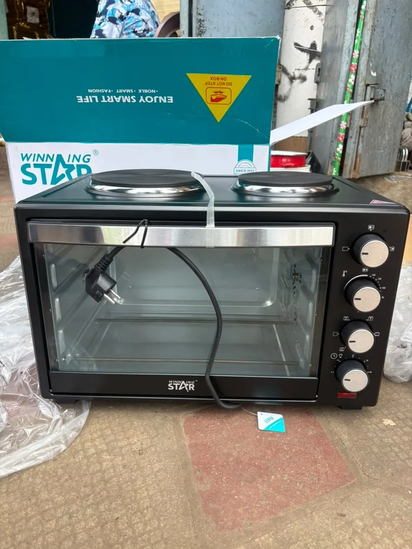 mini-four électrique combiné avec plaques de cuisson intégrées sur le dessus (mini-cuisinière posable).